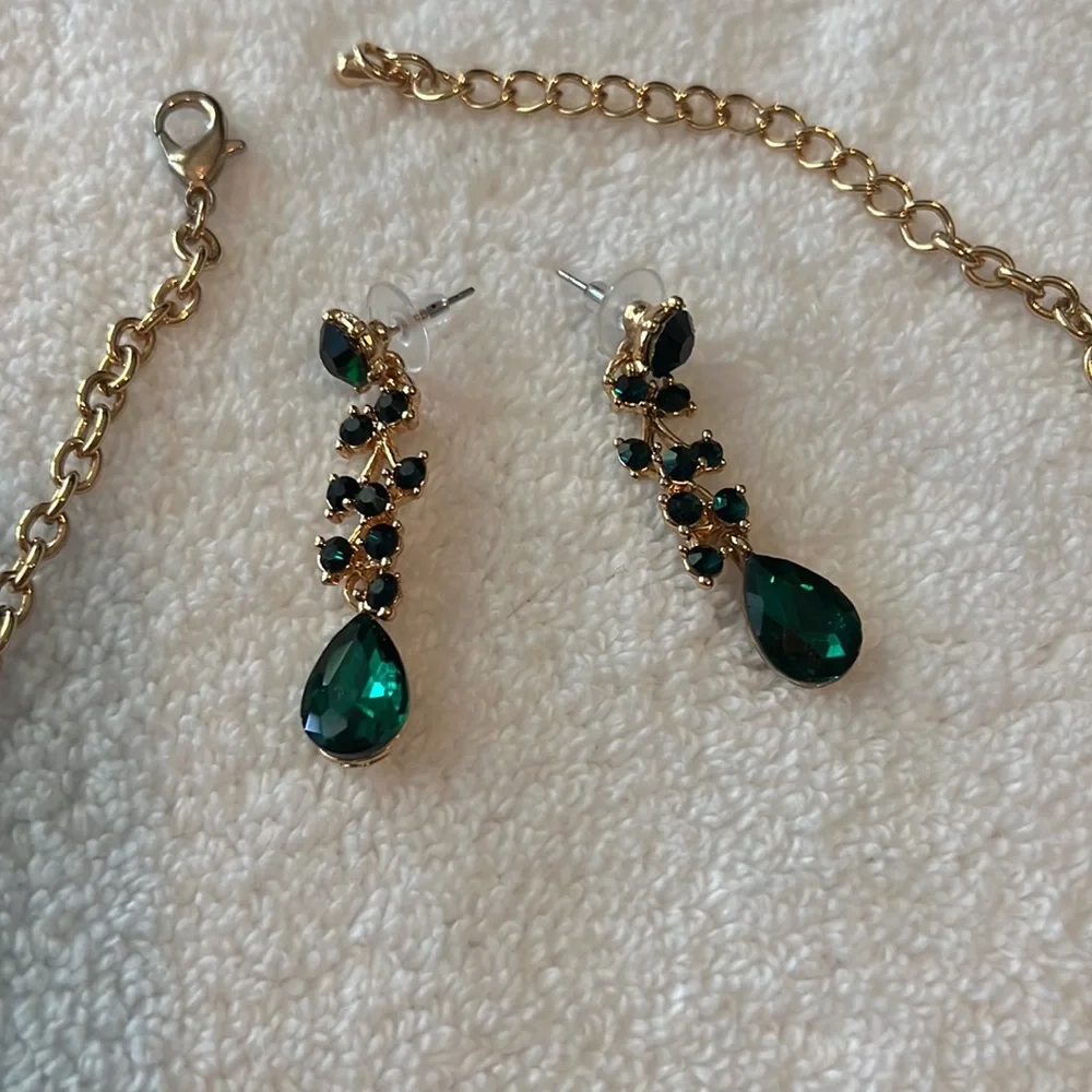 Emerald Necklace Set - Picture 3 of 4
